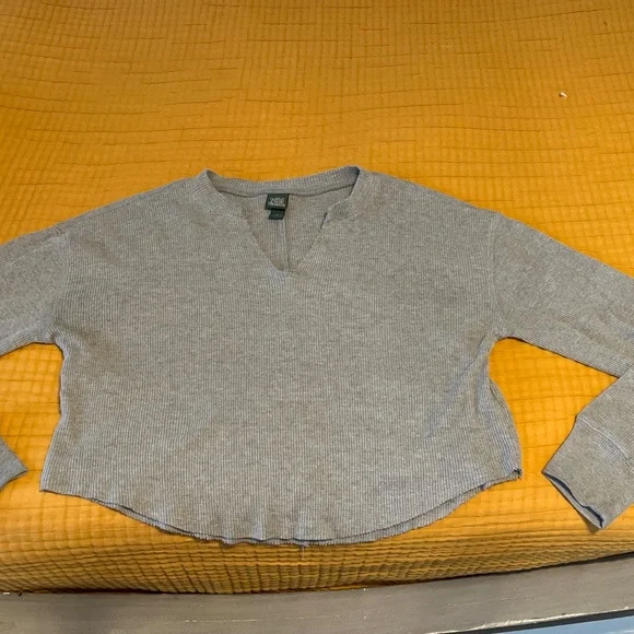 Gray long sleeve crop top - Picture 2 of 3